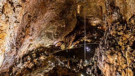  La Grotta di Pralambang: Immagini Misteriose e Sfumature Incantatrici!