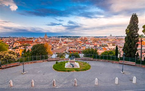 La passeggiata, corso di Roma! Un'intima esplorazione della quotidianità e il fascino del movimento